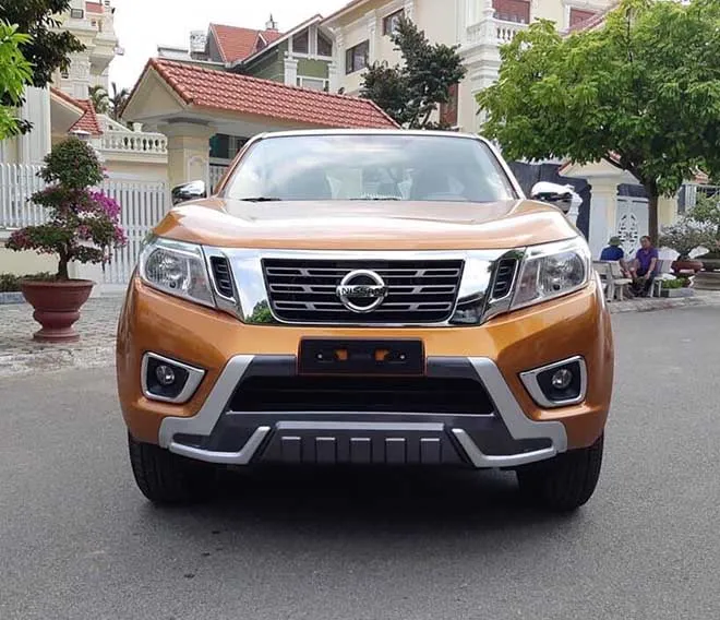 Cận cảnh cụm đèn pha LED Projector và lưới tản nhiệt của Nissan Navara 2019