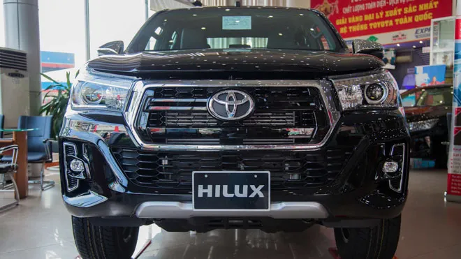 Xe bán tải Toyota Hilux 2019 màu trắng ngoại thất mạnh mẽ