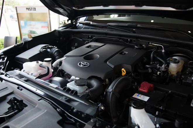 Cận cảnh hệ thống động cơ dầu mạnh mẽ dưới nắp capo của xe Toyota Hilux 2019