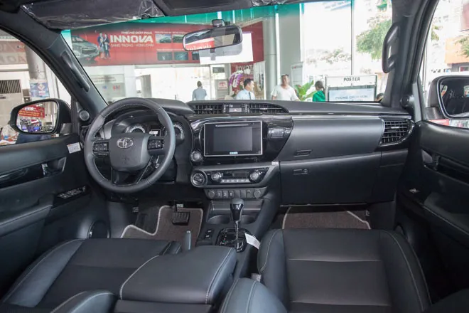Khoang nội thất xe Toyota Hilux 2019 với màn hình đa chức năng và vô lăng bọc da