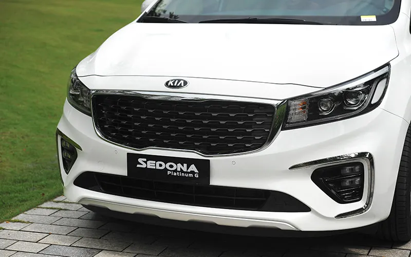 Cận cảnh ngoại hình Kia Sedona 2019 tại lễ ra mắt, dòng xe MPV 7 chỗ được ưa chuộng với thiết kế sang trọng và thực dụng.