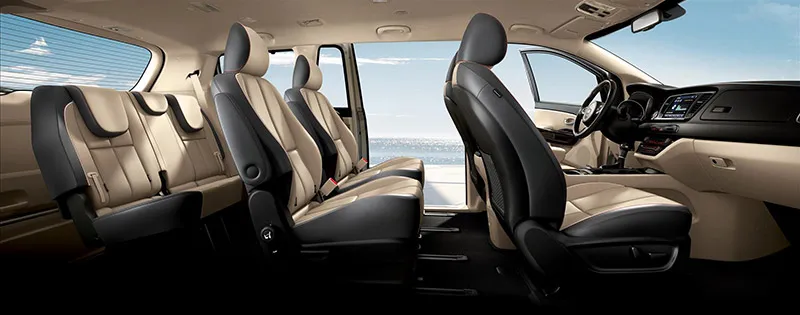 Góc nhìn từ phía sau của Kia Sedona 2019, thể hiện kích thước bệ vệ và không gian nội thất rộng rãi hàng đầu phân khúc.