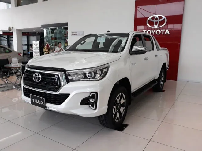 Hình ảnh khoang nội thất của Toyota Hilux 2019, tập trung vào vô lăng bọc da đa chức năng và cụm đồng hồ hiển thị