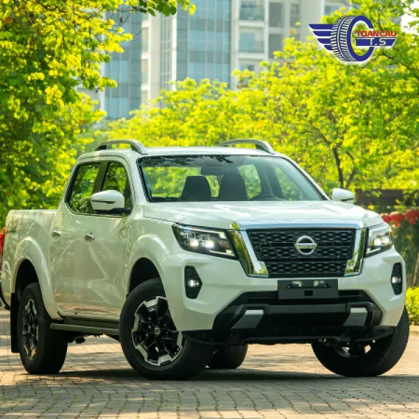 Hình ảnh lốp xe Nissan Navara được nhân viên kỹ thuật kiểm tra và chuẩn bị lắp đặt, đảm bảo an toàn và chuyên nghiệp