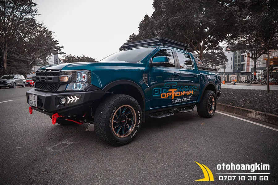 Giá nóc bằng kim loại chắc chắn kết hợp đèn LED bar trên xe bán tải Ford Ranger, là một trong những món allintitle:đồ chơi xe bán tải phổ biến nhất