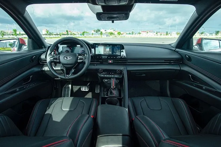 Nội thất rộng rãi và tiện nghi Hyundai Elantra 2024 với màn hình kép 10.25 inch