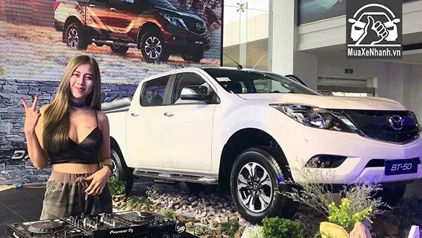 Hình ảnh xe bán tải Mazda BT-50 màu đỏ sẫm đang đỗ, làm nổi bật thiết kế hầm hố