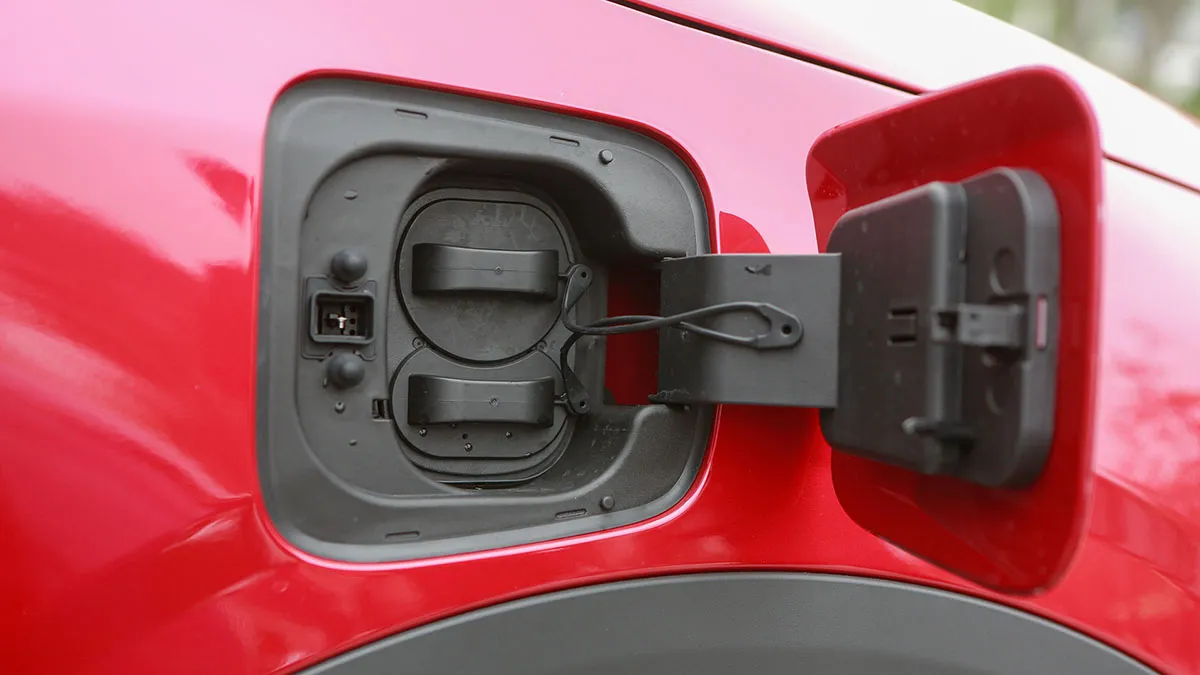 Cửa sạc điện được thiết kế tiện lợi và có độ kín khít chống nước cao