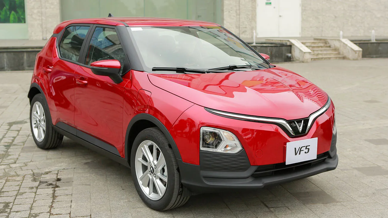 Phần đầu xe VinFast VF5 với thiết kế chữ V biểu tượng của thương hiệu Việt