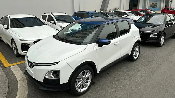 Góc nhìn ngang thân xe cho thấy sự gọn gàng và khoảng sáng gầm ấn tượng