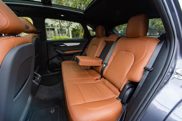 Cận cảnh cụm nút bấm chuyển số tinh tế