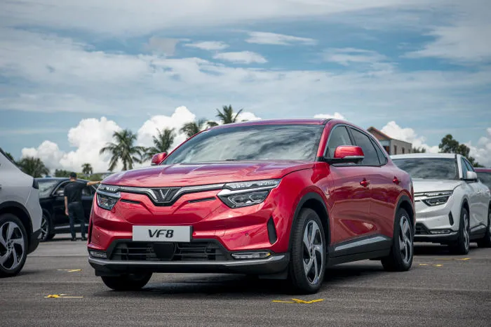 Góc nhìn ngang thể hiện kích thước đồ sộ của VF8