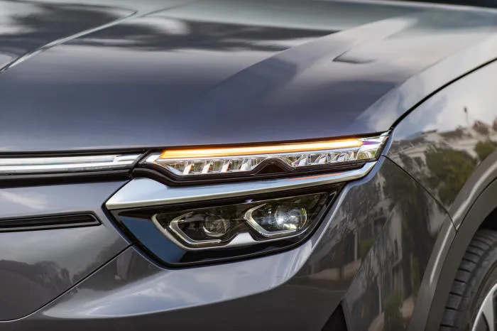 Đèn pha LED và dải định vị hình chữ V sang trọng