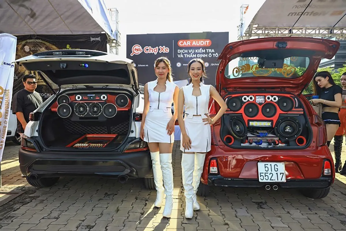 Hình ảnh một sự kiện âm thanh xe hơi chuyên nghiệp, nhấn mạnh chất lượng âm thanh