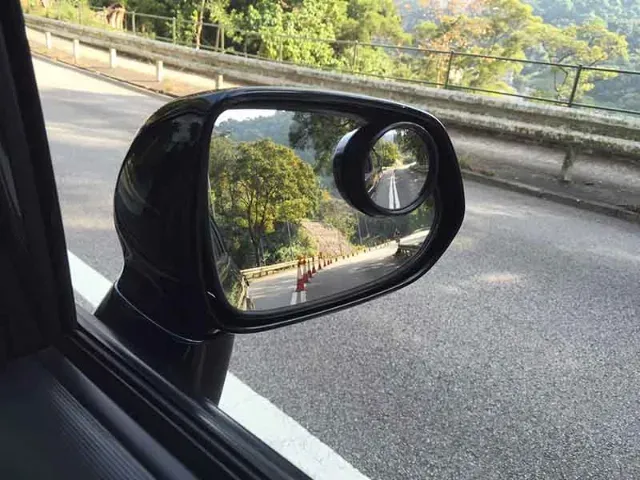 Giảm tốc độ và từ từ tấp xe vào lề đường