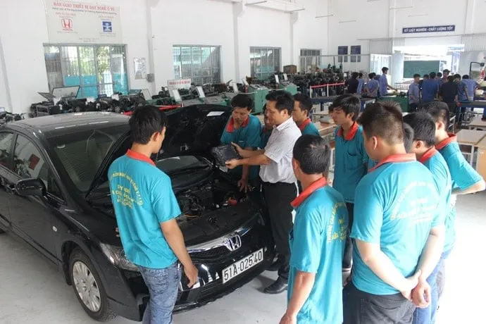 Xe ô tô được đưa vào xưởng thực hành của Trường Cao đẳng Giao thông Vận tải Trung Ương III