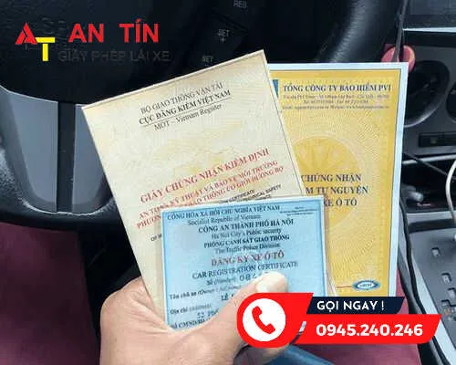 Alt text: Giấy tờ và sổ đăng kiểm xe ô tô được đặt trên bàn