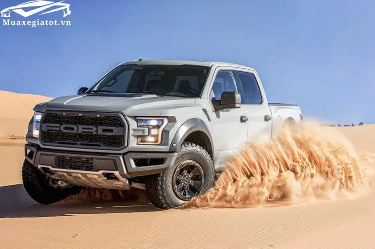 Hình ảnh cận cảnh lốp xe và hệ thống treo của Ford F-150 Raptor khi vận hành trên địa hình
