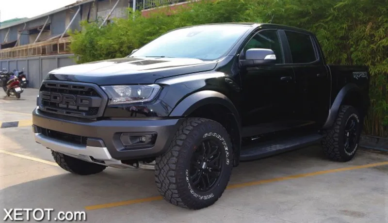 Hình ảnh xe bán tải Ford Ranger Raptor màu xanh lam đang chạy trên địa hình đồi núi