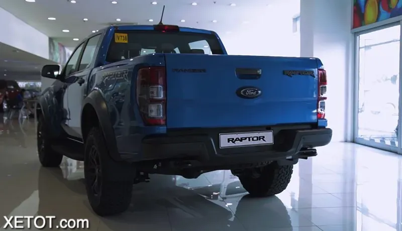 Hình ảnh Ford Ranger Raptor với bánh xe lớn và hệ thống treo FOX đang hoạt động