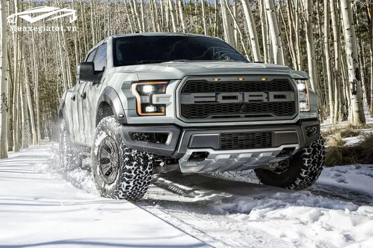 Hình ảnh Ford F-150 Raptor với logo FORD cỡ lớn và thiết kế hầm hố