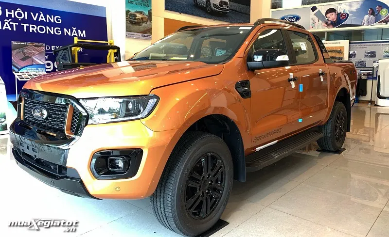 Hình ảnh xe bán tải Ford Ranger phiên bản Wildtrak đang di chuyển trên đường phố