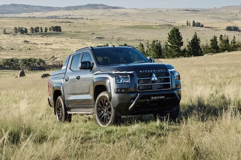 Hình ảnh xe bán tải đang di chuyển trên đường cao tốc hiện đại, tượng trưng cho sự phát triển của phân khúc xe bán tải đa dụng