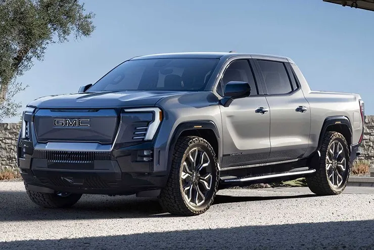 GMC Sierra EV Denali Edition 1 màu trắng bạc đang di chuyển trên đường cao tốc