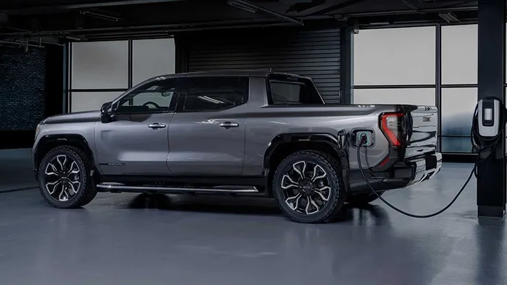 Chi tiết đèn hậu và thiết kế phía sau của GMC Sierra EV Denali Edition 1