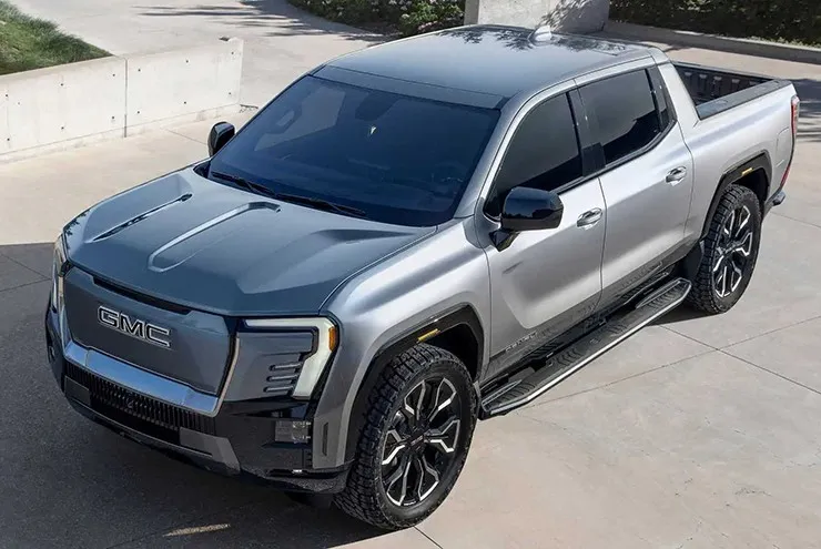 GMC Sierra EV Denali Edition 1 màu trắng bạc đậu trong khuôn viên đô thị