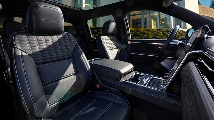 Một góc chụp khác tập trung vào bánh xe và phần thân dưới của Sierra EV, nhấn mạnh tính năng off-road