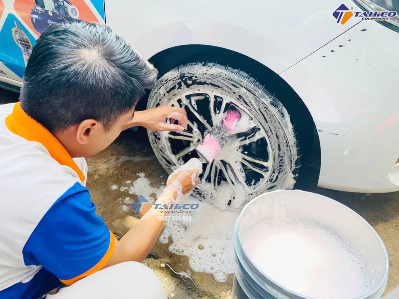 Làm sạch vành và lốp xe ô tô bằng cọ rửa chuyên dụng theo quy trình chuẩn