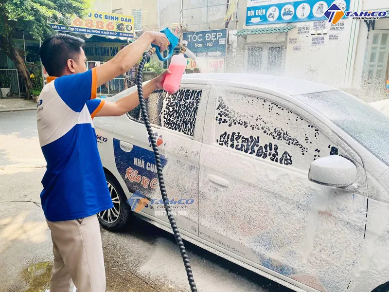 Quy trình phun bọt tuyết lên thân xe ô tô bằng máy rửa xe chuyên nghiệp