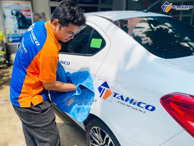 Toàn cảnh khu vực rửa xe ô tô chuyên nghiệp với các thiết bị hiện đại