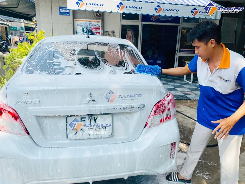 Kỹ thuật rửa xe ô tô đúng cách bằng tay với găng tay chuyên dụng và xô rửa