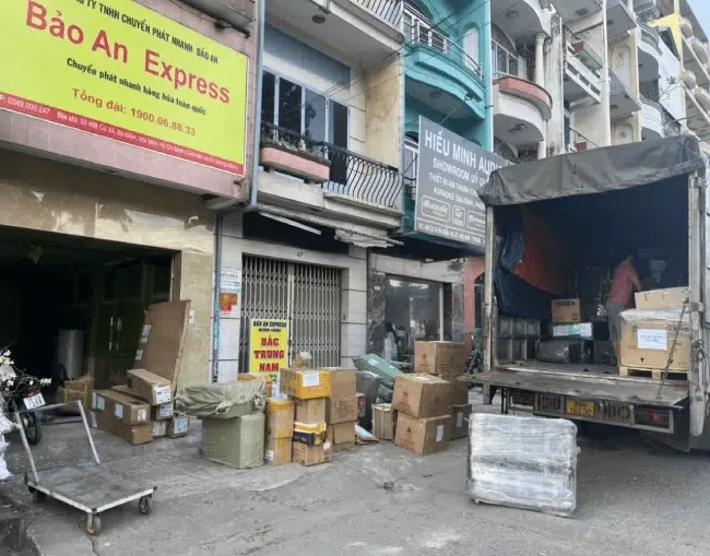 Bốc xếp hàng hóa lên xe tải đi Nam Định tại kho bãi