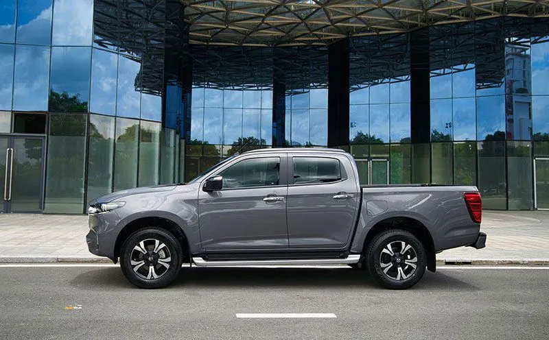 Thân xe với đường dập uốn lượn và mâm 18 inch