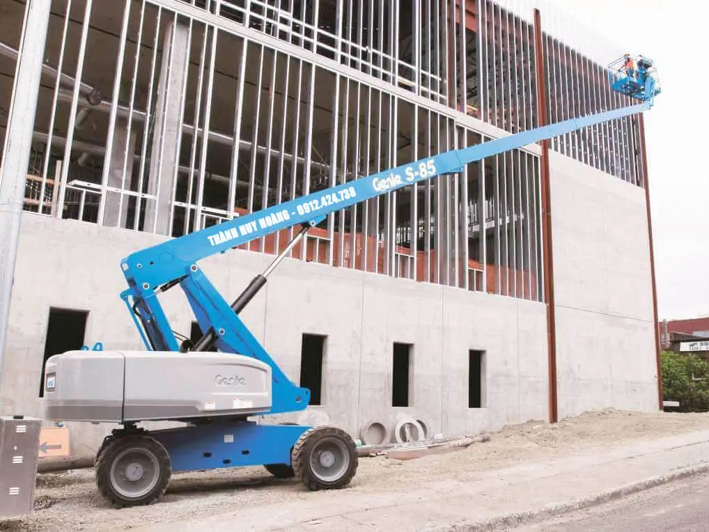 Xe nâng người dạng Boom lift phục vụ thi công lắp đặt trên cao