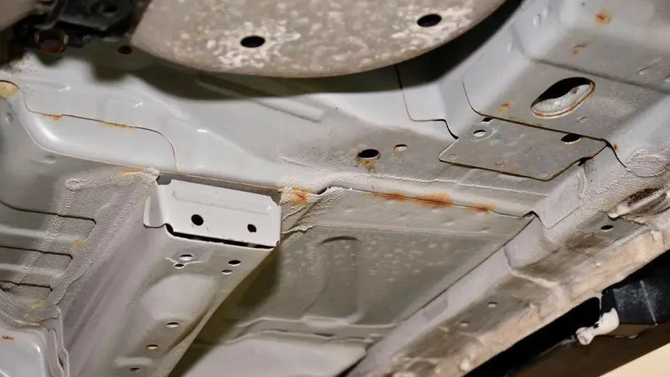 Hạn chế để hoen gỉ gây mất thẩm mỹ, luôn đỗ xe ở khu vực có mái che, thoáng mát