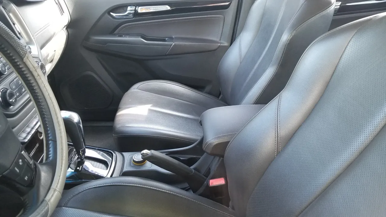 Nội thất ghế da hàng trước của xe bán tải chevrolet cũ Colorado Highcountry 2017