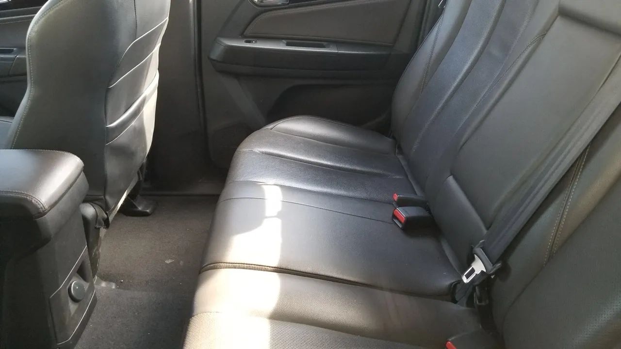 Khoang hành khách sau rộng rãi của xe bán tải Chevrolet 2017