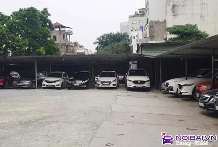 Hành khách di chuyển tại nhà xe sân bay Tân Sơn Nhất