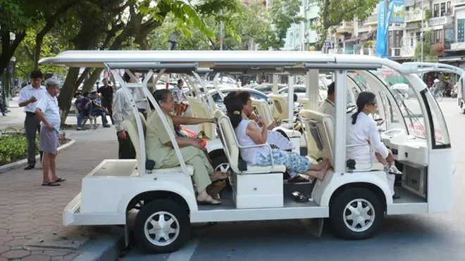 Xe điện có nhiều ưu điểm khi vận hành trong lòng phố cổ Hà Nội