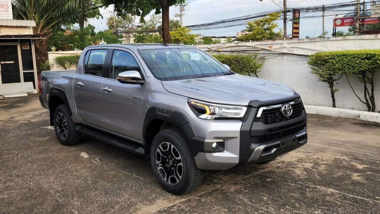 Toyota Hilux với thiết kế mạnh mẽ đang vận hành trên đường trường