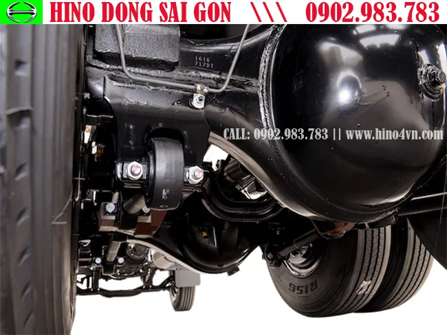 Hệ thống cầu sau lớn giúp xe ben Hino 15 tấn vận hành mạnh mẽ hơn