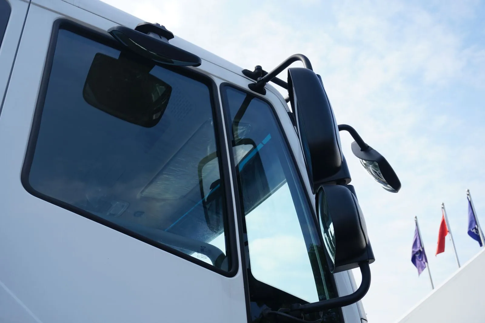 Hệ thống gương chiếu trên xe Daewoo CL4DF giúp tối ưu tầm nhìn, hạn chế điểm mù