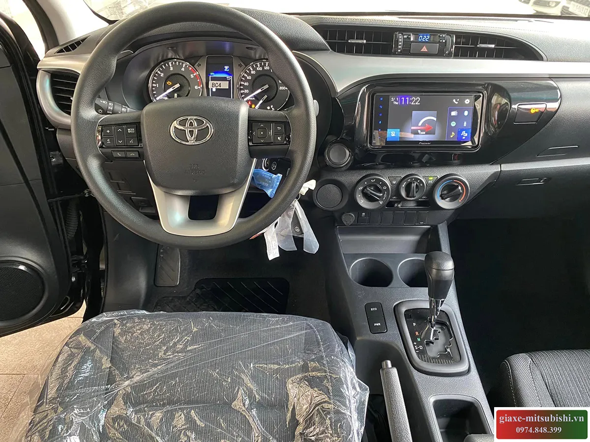 Nội thất Toyota Hilux 4WD màu đen với màn hình giải trí