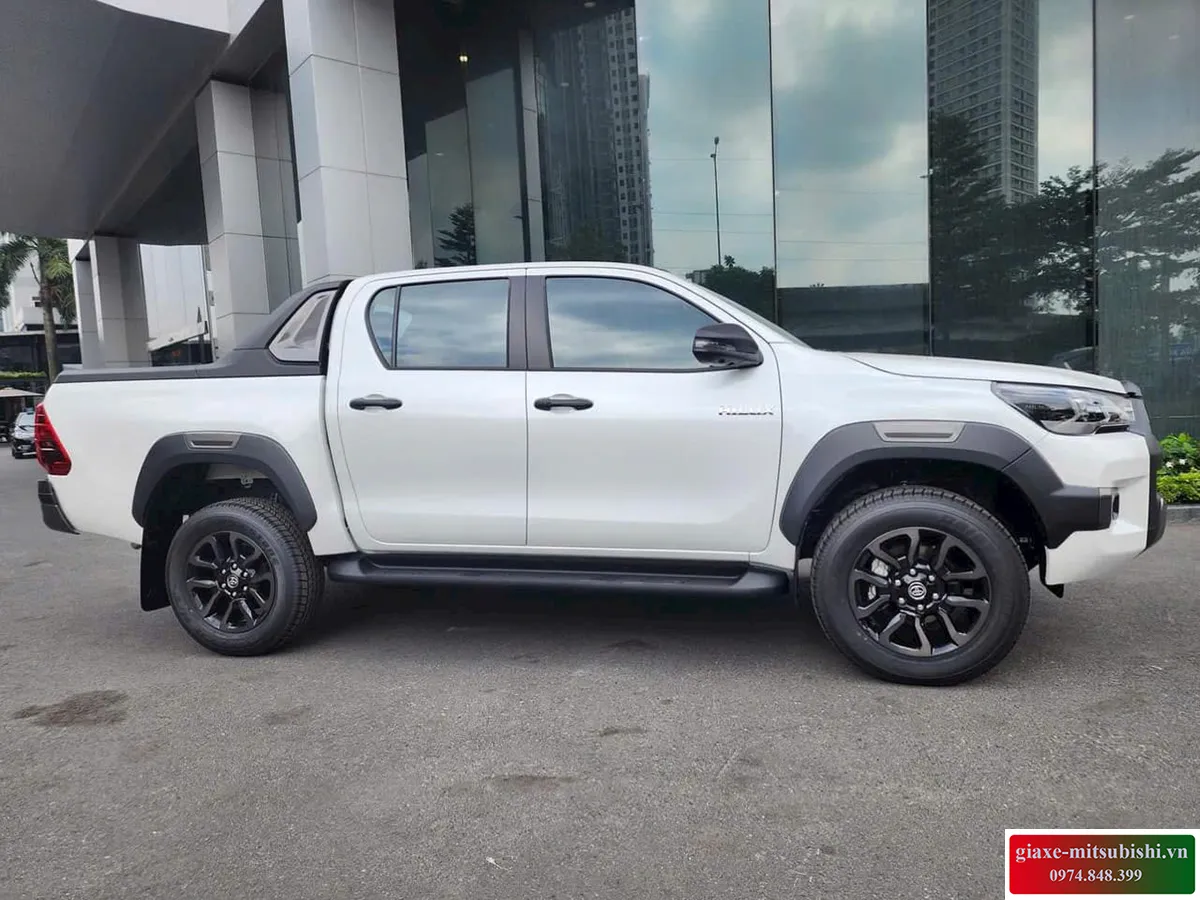 Mặt trước mạnh mẽ của Toyota Hilux 4x4 màu trắng