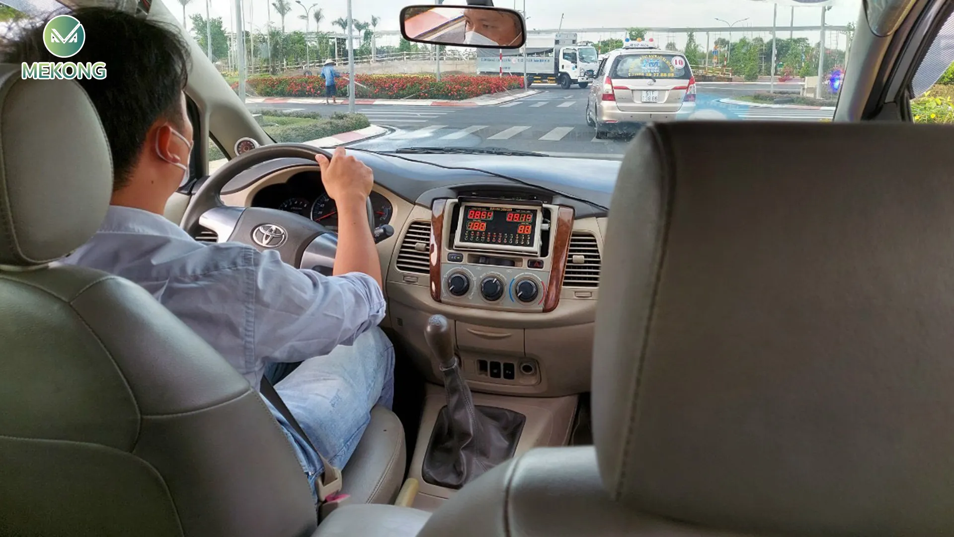 Thí sinh thực hiện bài thi sát hạch lái xe sa hình