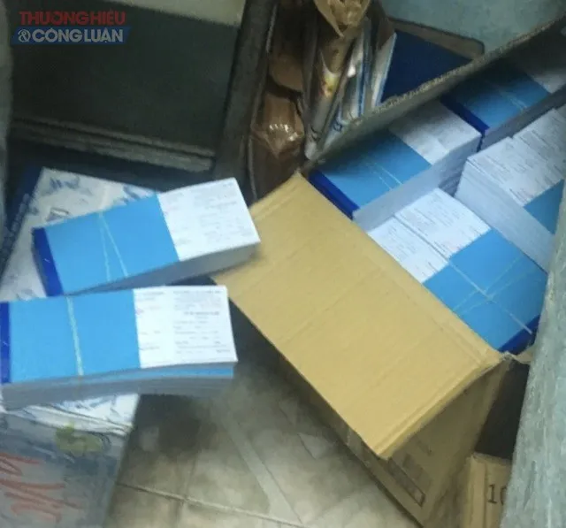 Tang vật hàng trăm cuốn cuống vé giả bị phát hiện